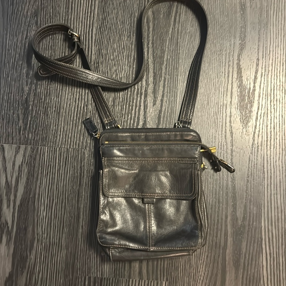 🍍Fossil leather crossbody 2 zip pouches 1 front pouch 🍍8” width 🍍9” length